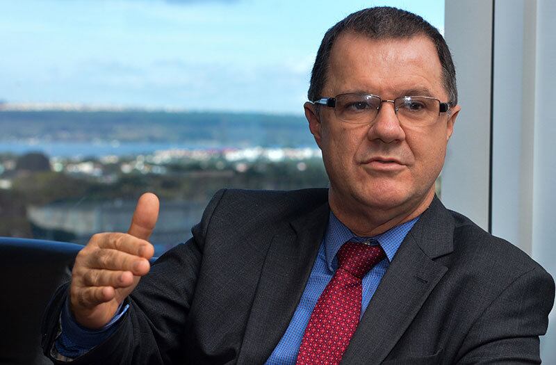 O ex-ministro da Previdência e da Secretaria de Aviação Civil Carlos Gabas foi alvo de um mandado de condução coercitiva, ou seja, quando o suspeito é levado obrigatoriamente a depor aos policiais federais