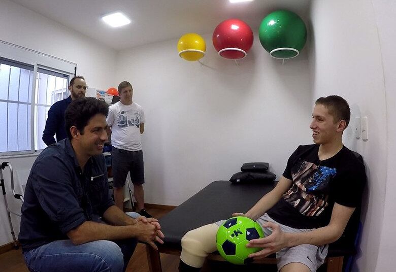 Você ver uma entrevista Jackson Follmann, o ex-goleiro da Chapecoense que sobreviveu ao acidente aéreo na Colômbia. Ele falou com o Esporte Fantástico depois de receber uma prótese