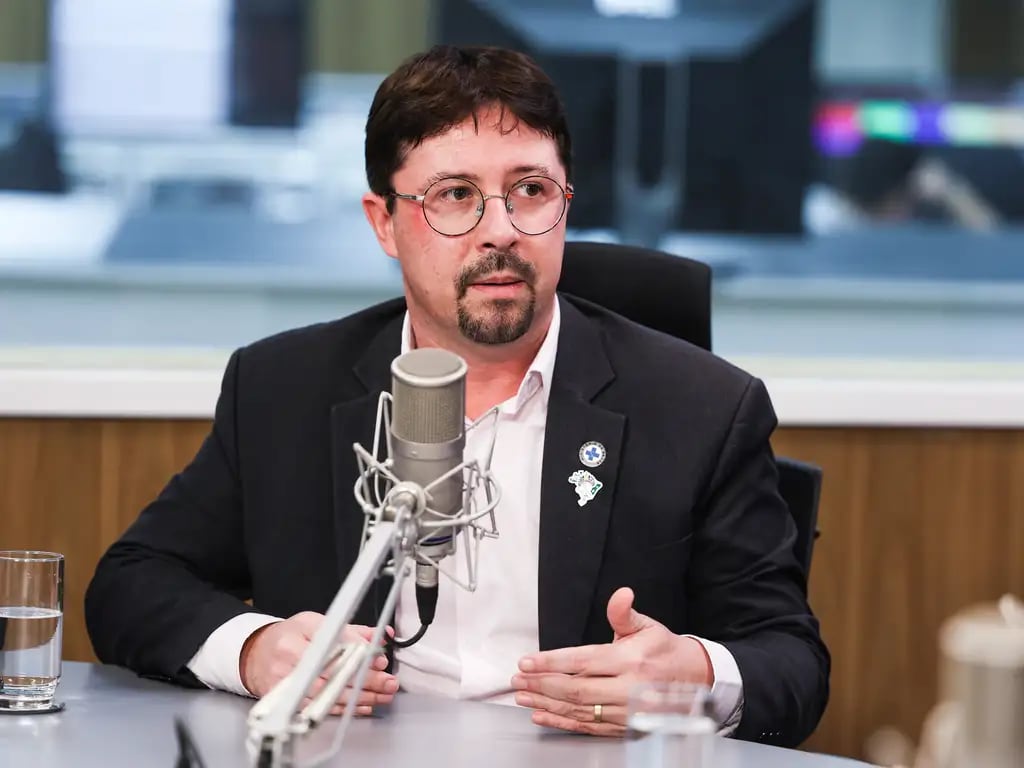 Secretário de Gestão do Trabalho e da Educação na Saúde do Ministério da Saúde, Felipe Proenço, com óculos redondos e terno cinza-escuro