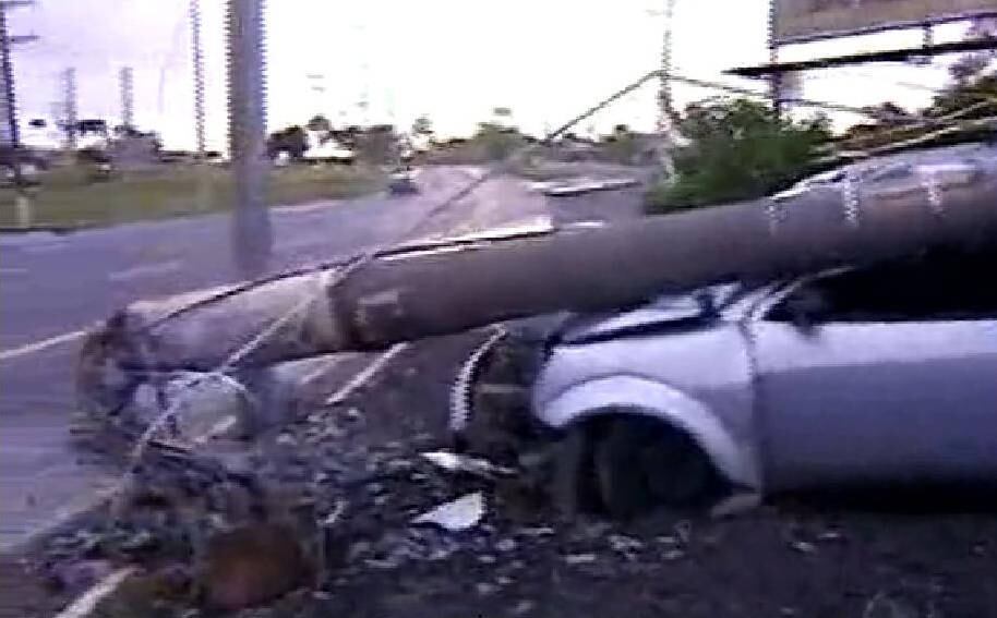 Veículo e poste ficaram totalmente destruídos