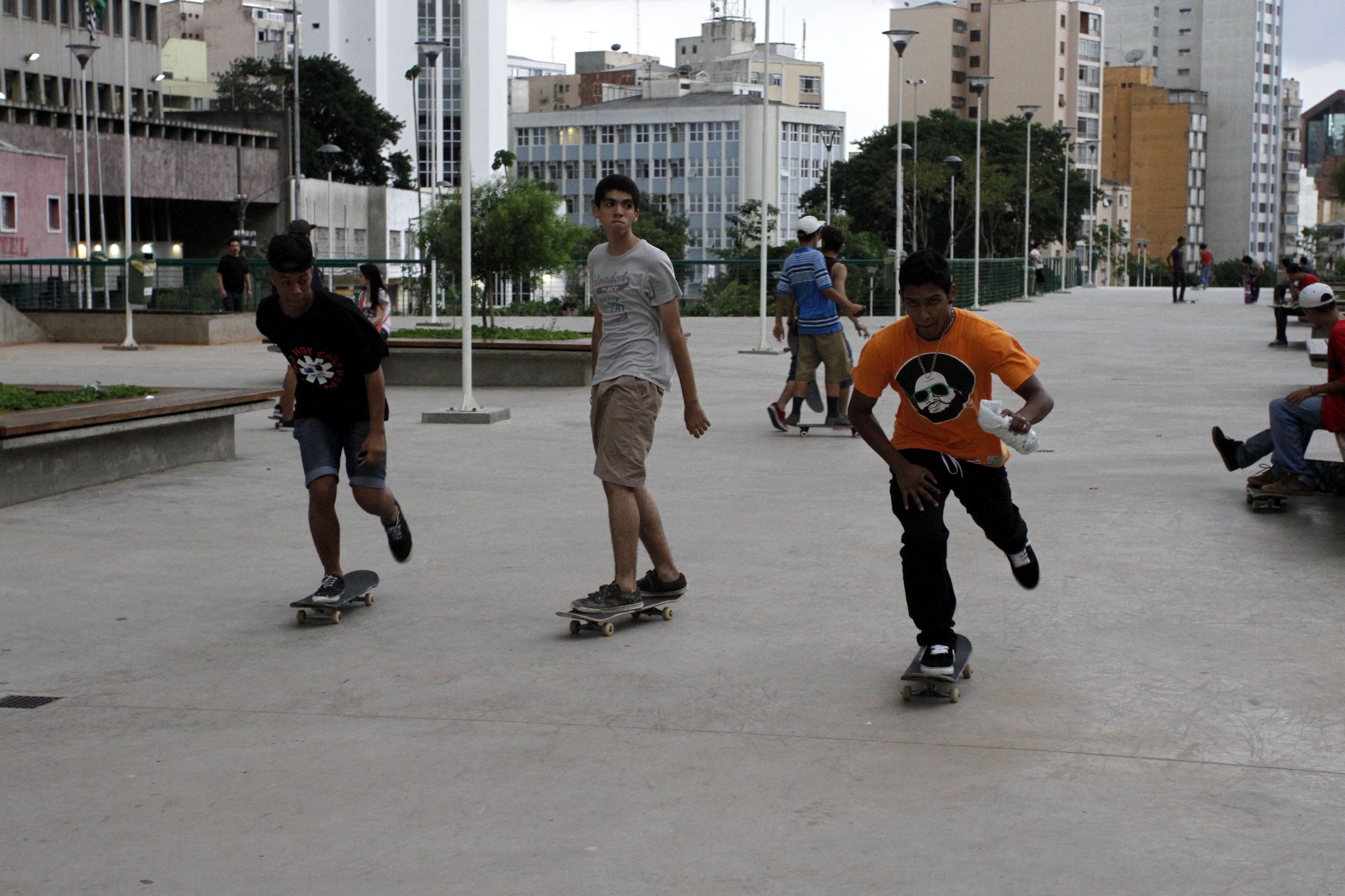 Praça é ponto tradicional de encontro de skatistas em São Paulo