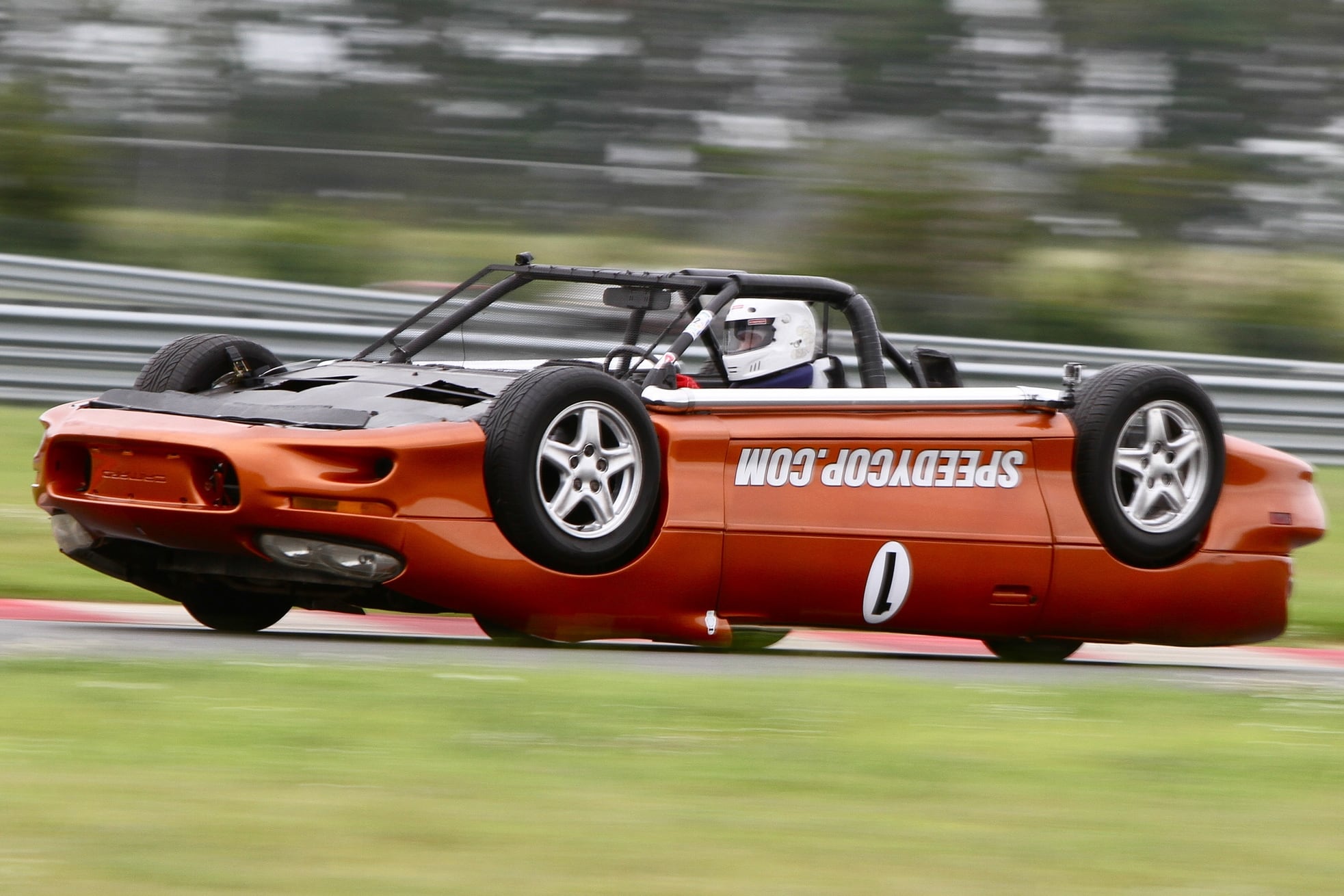 Um doido autodenominado SpeedyCop fez um Chevrolet Camaro
de corrida único no mundo. O diferencial do esportivo americano não é um
motor mais potente ou uma suspensão especial. O que torna o muscle-car
tão especial é que ele corre de ponta-cabeça! Saiba mais
Quer saber tudo sobre carros? Acesse www.r7.com/carros