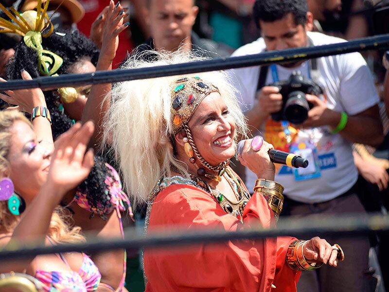 Sarajane não deixou ninguém parado e fez a alegria do folião pipoca