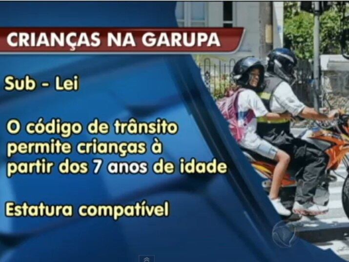 O código de trânsito
brasileiro permite que crianças sejam transportadas na garupa de motocicletas
somente à partir dos sete anos de idade com estatura compatível, mas não deixa
claro o tamanho que a criança deve ter
+ SP no Ar ensina em reportagem especial como motoqueiros podem evitar acidentes
+ Saiba como se proteger em casos de roubos de motos
+ Veja a maneira correta de transportar crianças em motos