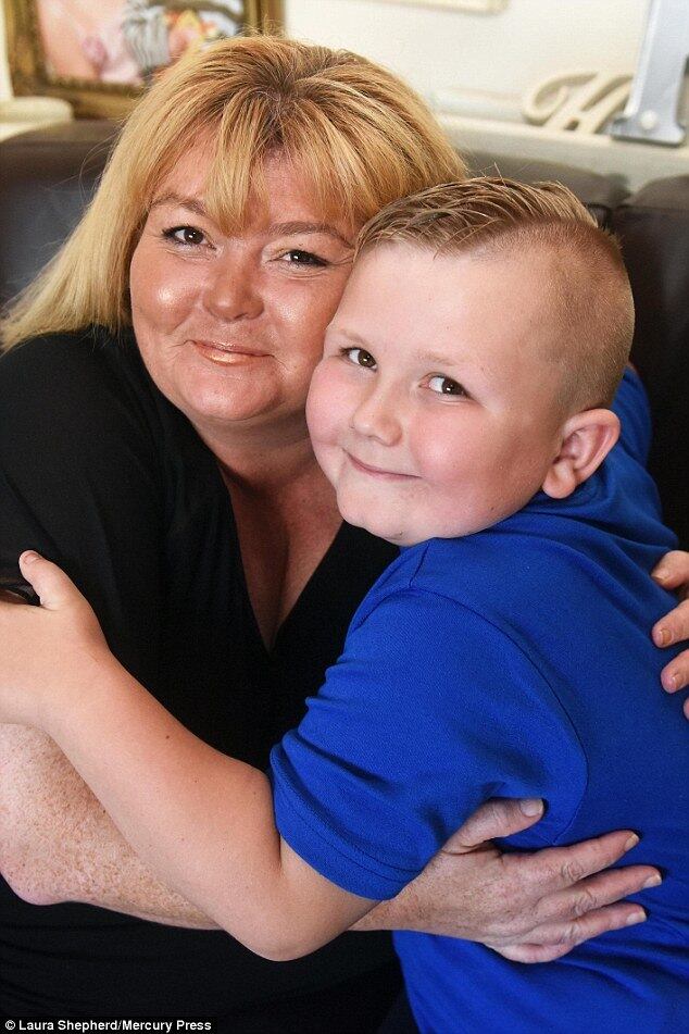 Em entrevista ao tabloide britânico Daily Mail, uma mãe falou sobre sua surpresa ao descobrir que seu filho de oito anos de idade tem uma vagina escondida, decorrente de uma alteração genética de nascença