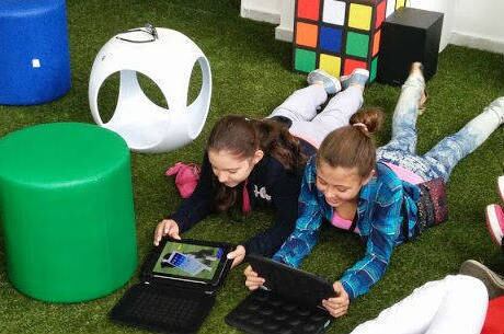 Alunas usam tablets disponíveis na nova sala do Colégio Mater Dei