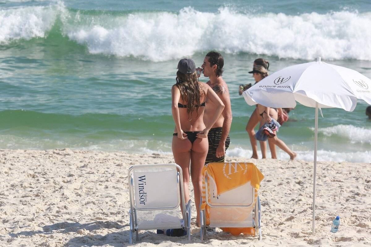Rafa Brites e Felipe Andreoli curtem dia de sol em praia do Rio de Janeiro