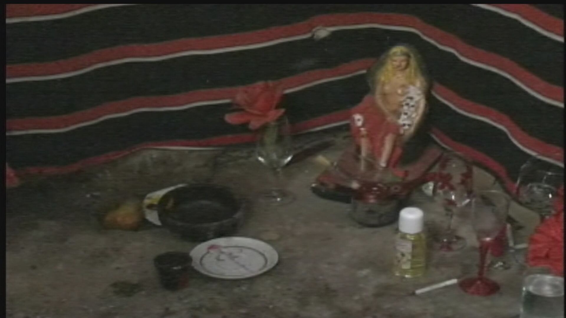 O suspeito contou que ele e a dupla embebedaram Edilma alegando que
seria necessário para o ritual. Quando ela estava tonta, a deitaram em
um lençol e mataram um bode. O sangue foi jogado nela e depois o Bruxo a
teria matado sufocada. Em seguida, o corpo foi enterrado no quintal