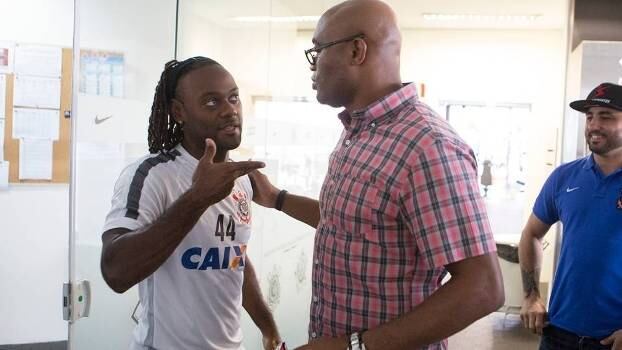 O atacante Vagner Love trocou algumas palavras com ele