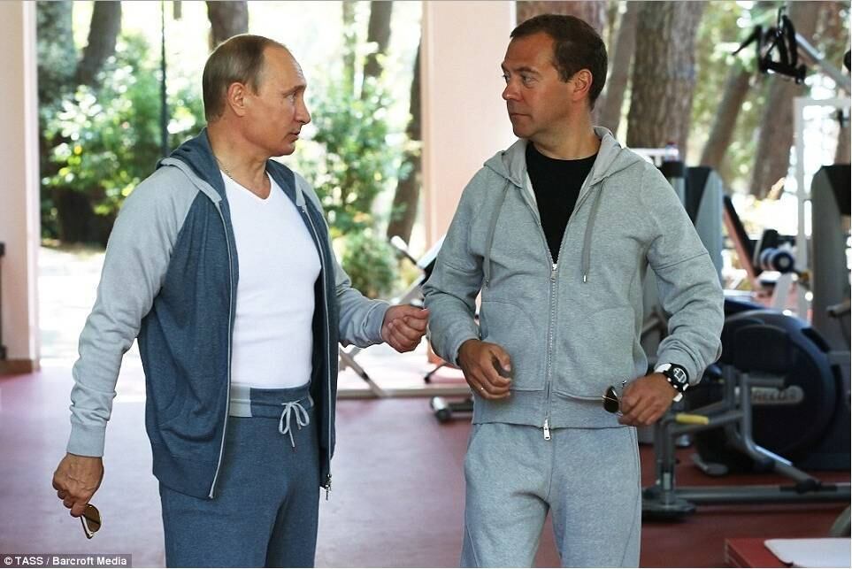 Além de Putin, Dmitry também já foi flagrado fazendo outras atividades físicas e praticando esportes. Depois do treino, eles foram preparar o próprio almoço e fizeram um churrasco
