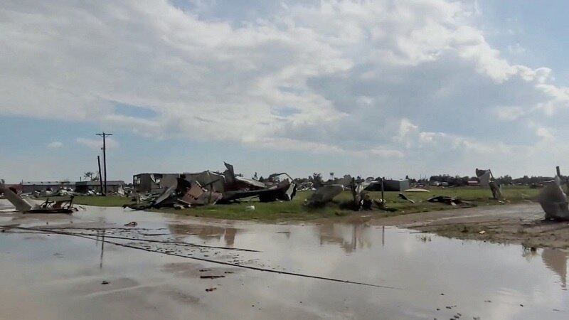 A cidade de Perryton, no estado americano do Texas, foi atingida na quinta-feira (15) por "um ou mais tornados", segundo o prefeito Kerry Symons. Segundo a imprensa americana, pelo menos três pessoas morreram e entre 50 e 100 pessoas feridas foram encaminhadas ao Ochiltree General Hospital.