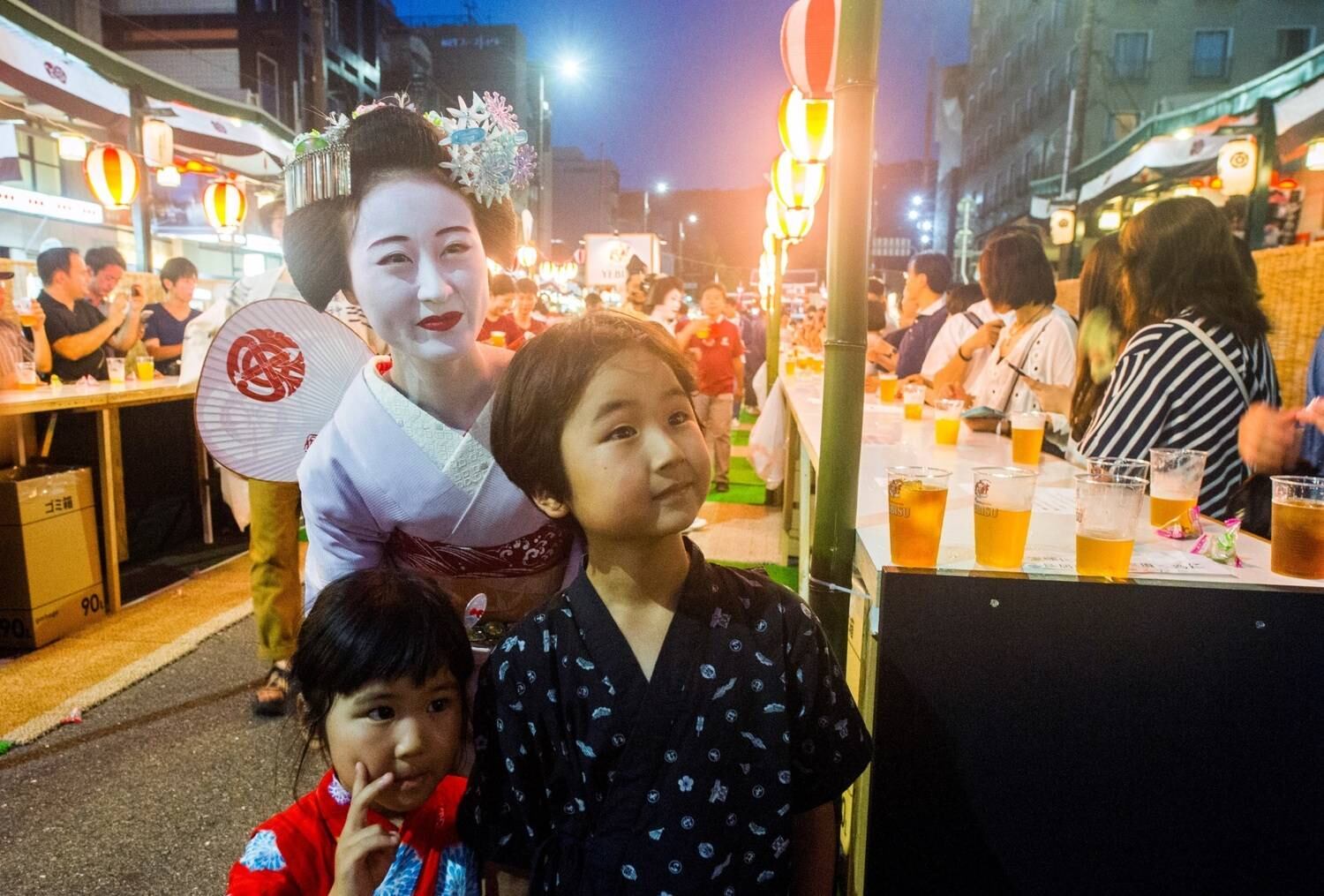 Geishas são perseguidas por turistas para tirarem fotos
