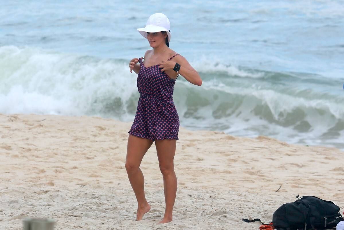 O amor está no ar! Deborah Secco curte praia com o namorado, Hugo Moura