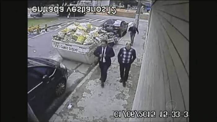 Marcos foi o responsável por achar um matador de aluguel. Foi aí que ele conheceu Eliezer, homem que realizou três disparos contra o empresário

+ Depois de ser flagrado espancando cadelas, homem agride ex-noiva, dona dos cães

