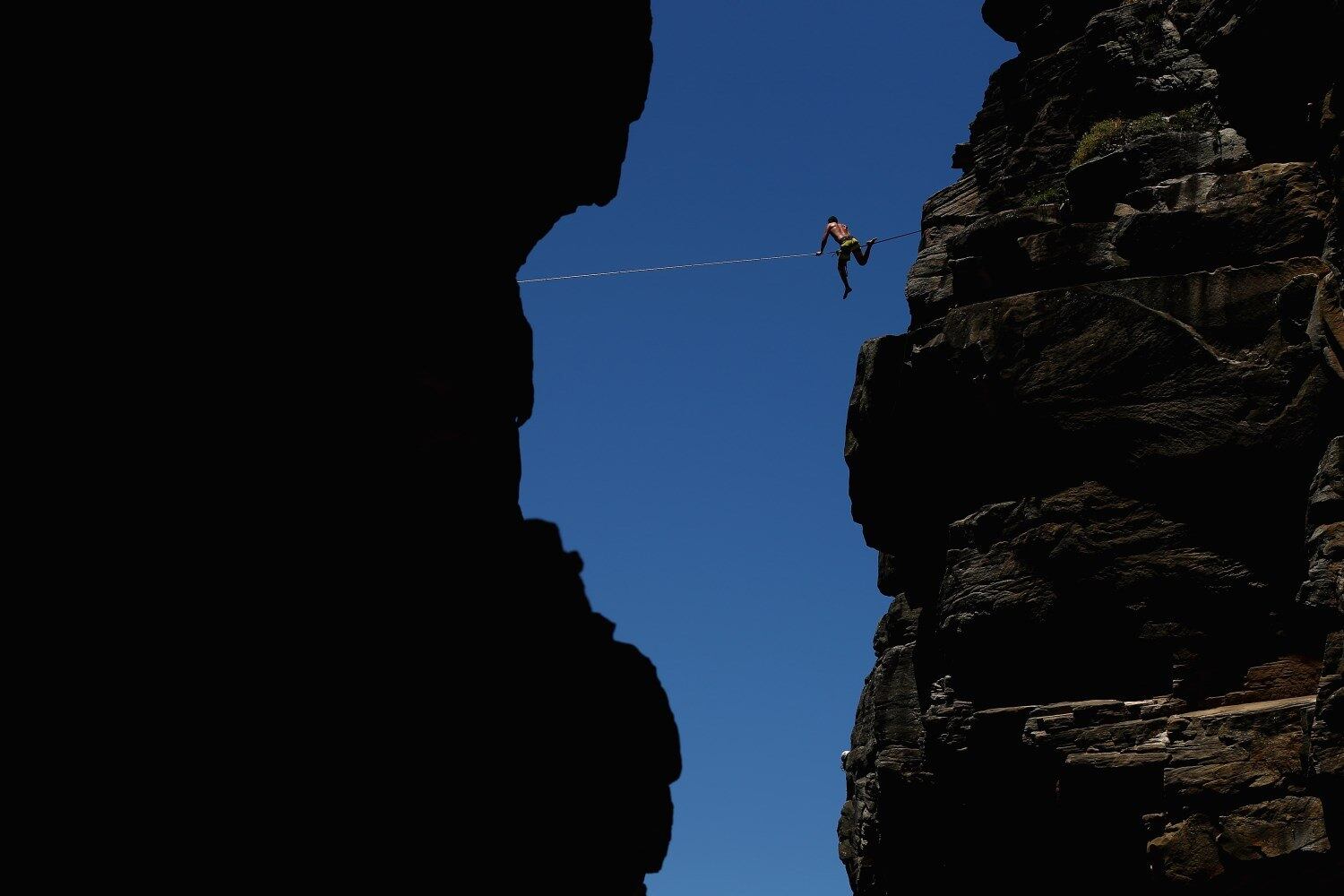 Uma queda dessa altura pode acabar com a vida deles