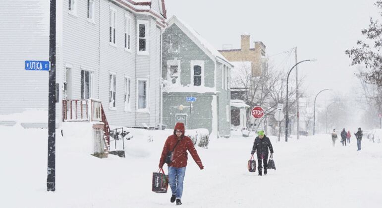 Estado de Nova York enfrenta as consequências das nevascas dos últimos dias
