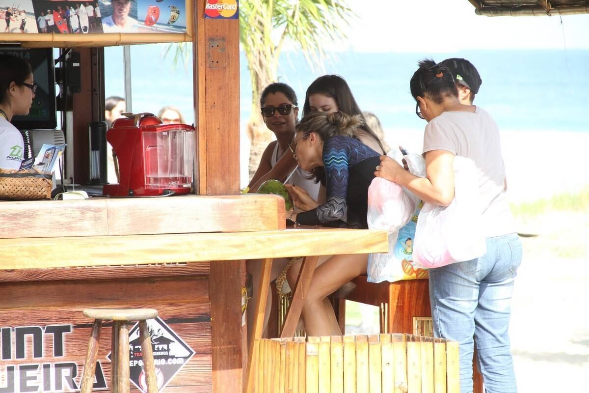 Grazi Massafera curtiu dia de sol na Barra da Tijuca