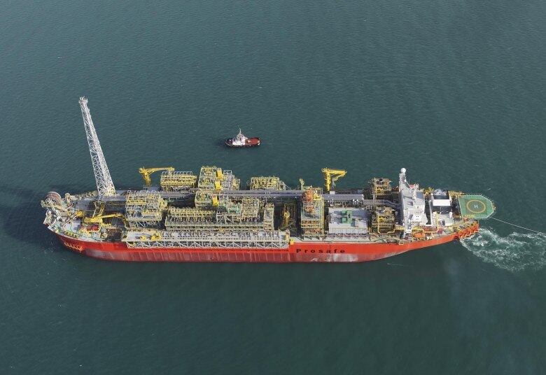 Confira imagens do navio-plataforma que sofreu uma explosão
