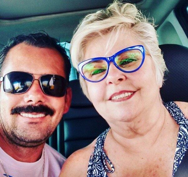 Luciano, que nunca se casou, conta que fez, sim, o pedido de casamento, mas disse, tristinho, que Naiá não aceitou. 

— No começo ela dizia até que queria se casar. Eu sempre quis. Nunca me casei com ninguém, só morei junto, mas ela não quer...