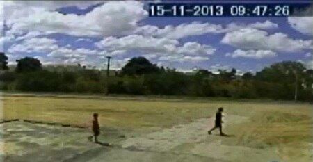Câmeras registraram a criança e o suspeito perto do córrego
