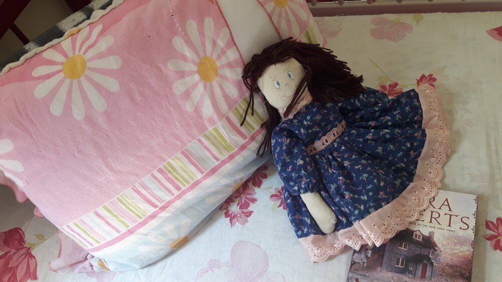 Em cima das camas, bonecas e livros