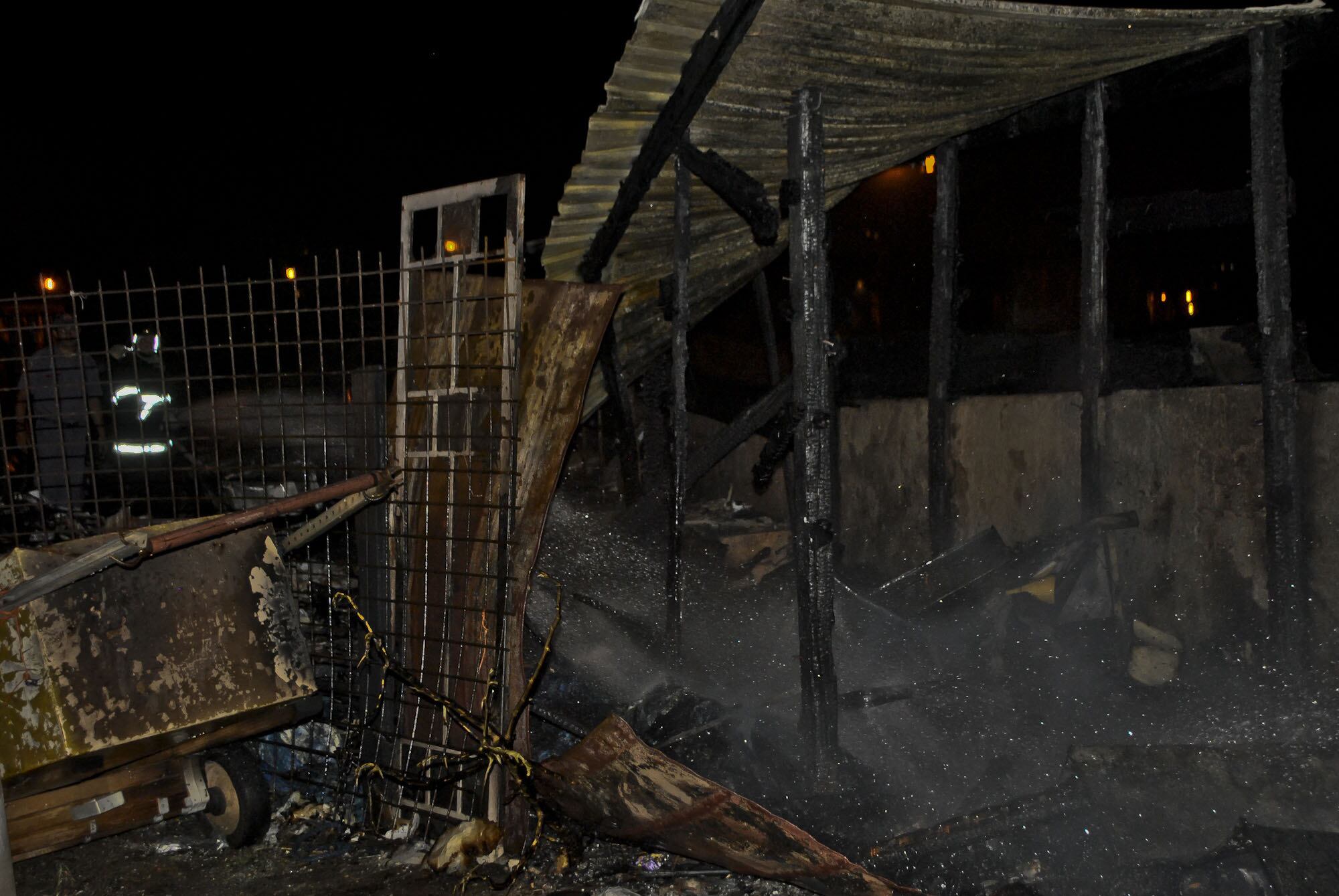 Incêndio atingiu ferro-velho de Barueri, na região metropolitana de SP, na noite desta segunda-feira (27)