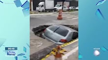 Cratera em avenida engole carro na zona leste de São Paulo
