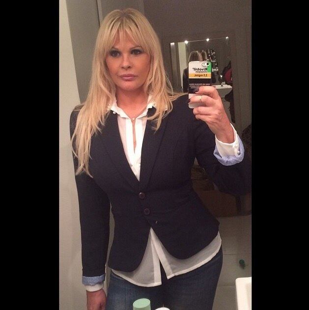 Monique Evans, ex-modelo, em entrevista para o Altas Horas

— Nunca tive proposta de agência alguma. Aliás, fui conhecer essa expressão [book rosa] poucos anos atrás. Na minha época, eu abria e fechava os desfiles, e quem fazia isso eram só as tops, as mais importantes. Eu andava de fusquinha, e, para ter uma ideia, o lado do passageiro não tinha o banco. Quando chovia, entrava água. No entanto, já havia meninas que tinham apartamentos, casas, carros. E elas raramente apareciam, eram vistas apenas durante o Carnaval, ou então, faziam uma campanha ou outra de biquíni.  Colocar na novela que toda modelo faz é um exagero. Isso está fazendo mal para a nossa imagem