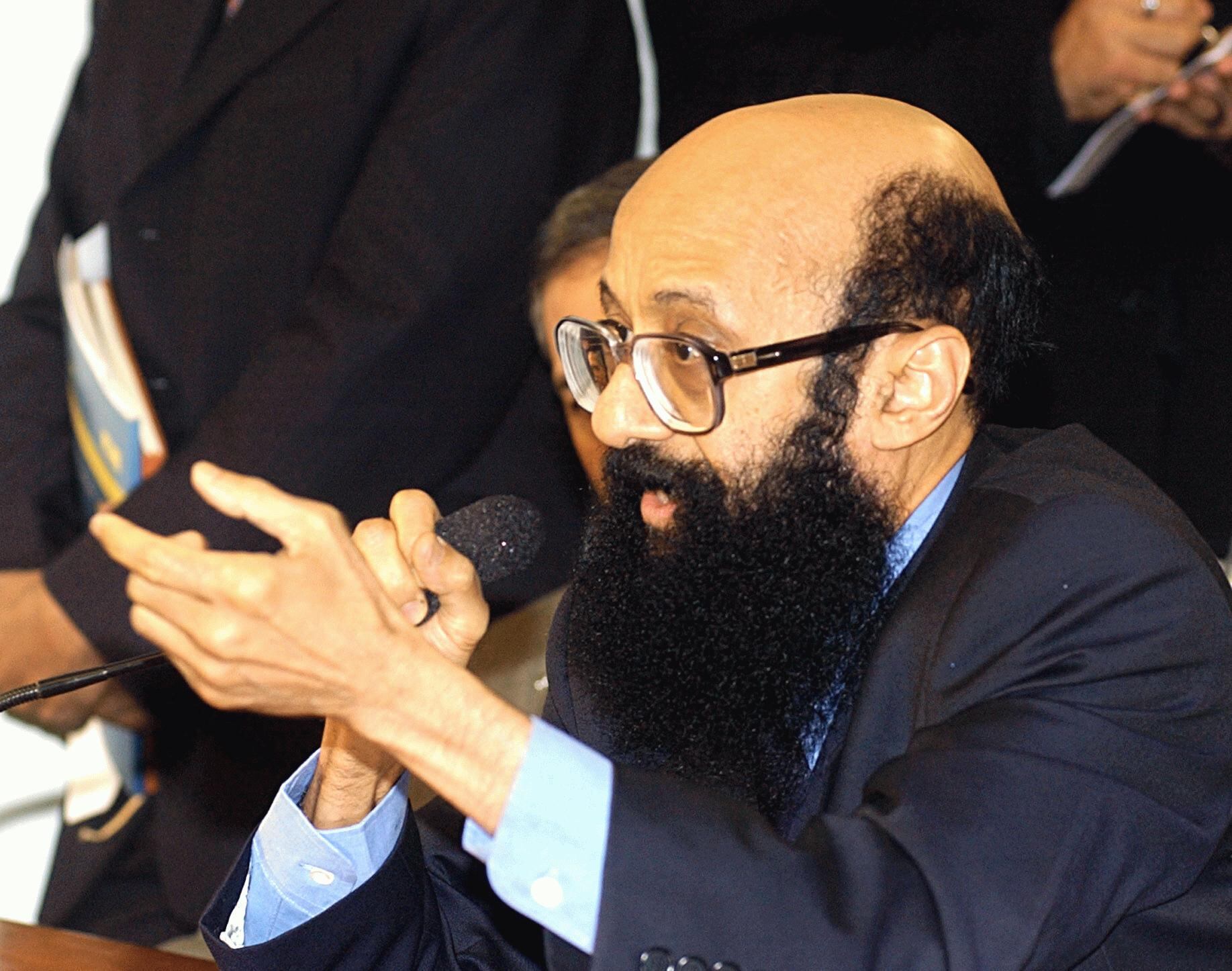 O deputado Enéas Carneiro fala na Comissão da Amazônia, que analisa o conflito de garimpeiros e índios na reserva Roosewelt