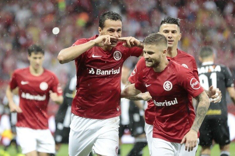 Leandro Damião comemora seu gol com Eduardo Sasha
