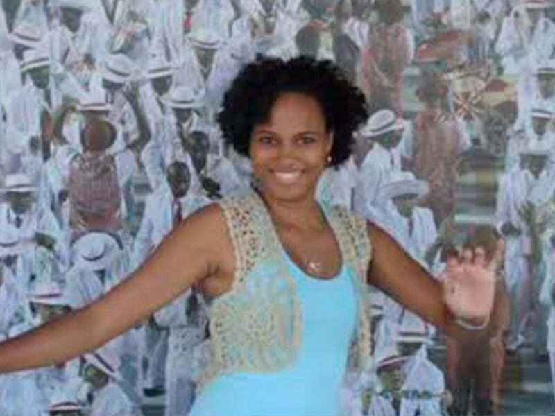 A mulher de um policial militar foi morta durante uma tentativa de assalto em Vila de Abrantes, no município de Camaçari, na região metropolitana de Salvador. Flávia Antunes estava com o marido quando foi abordada pelo assaltante, que estava em uma bicicleta. O soldado reagiu e foi atingido no ombro e na mão esquerda. Flávia foi baleada nas costas e não resistiu aos ferimentos