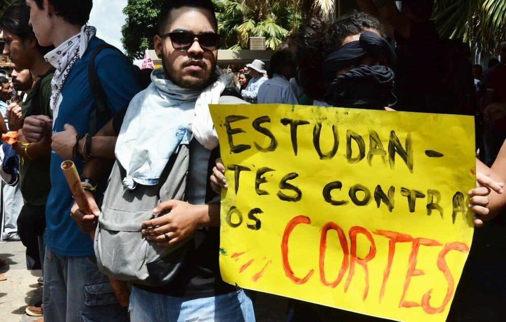 Estudantes protestam contra corte orçamentário