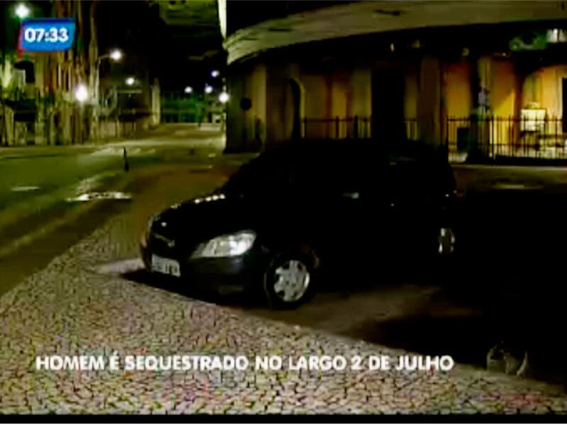 Policiais dentro de uma viatura da polícia perceberam toda a movimentação e viram quando quatro homens desceram do carro