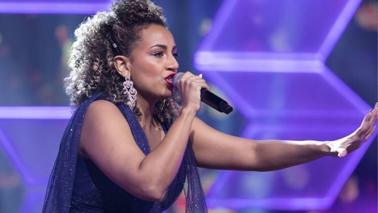 Allira abriu a noite de apresentações com Você Me Vira a Cabeça, de Alcione, para seguir na disputa pelo prêmio de R$ 300 mil. Ao levantar 97 jurados, ela ocupou o primeiro lugar do Top 3