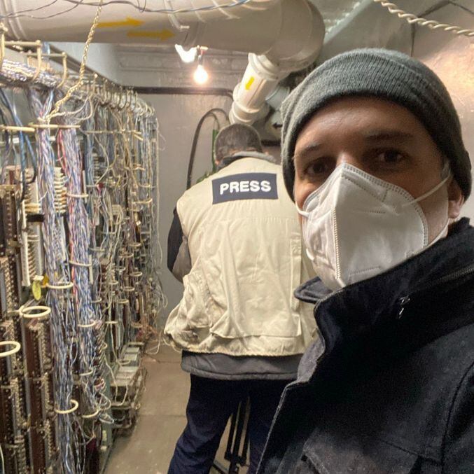 Leandro Stoliar e Luís Felipe Silveira visitam um bunker em Kiev, capital da Ucrânia