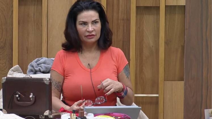 Carreira de prestígio 

Nos primeiros dias de confinamento, Solange Gomes fez questão de se apresentar para os peões. A escritora contou que foi assistente de palco do apresentador Gugu Liberato e ficou conhecida como a "garota da banheira". Além disso, ela falou ainda sobre o namoro com um ex-jogador de futebol, que atualmente é técnico do Flamengo 