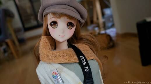 Com sensores que equilibram a boneca em pé e um dispositivo inteligente que controla os movimentos, ela é capaz de te reconhecer quando você chega em casa e ainda te cumprimenta com alegria, além de ser bonita e personalizável
