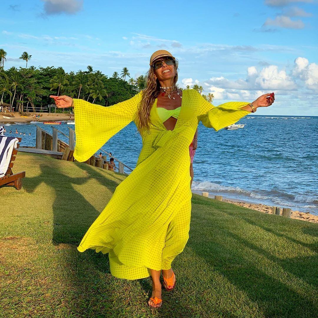 Adriane Galisteu está na Praia do Forte, na Bahia, com o filho, Vittorio, e o marido, Alexandre Iodice 