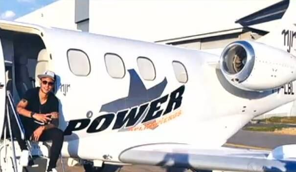 Craque do Barcelona e da seleção brasileira, Neymar não economizou e recentemente pagou R$ 40 milhões por um avião com capacidade para oito passageiros. Além de poltronas em couro, espaço e conforto, a aeronave conta com as iniciais dele

> Veja toda a programação da Record no R7 Play

Veja mais: Claudia Rodrigues desabafa sobre depressão: "Pensei em tirar a minha vida, como meu irmão"
