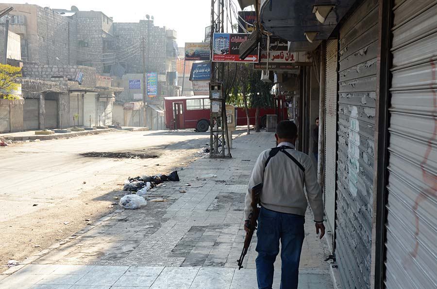 Nessa galeria de fotos, o internauta do R7 vê de perto a destruição da cidade de Aleppo, flagrada pelas lentes do fotojornalista brasileiro Edrien Esteves. Leia a reportagem completa