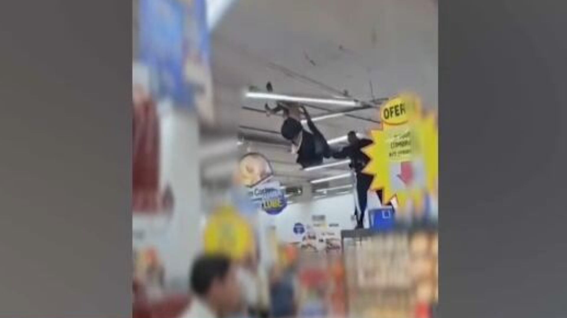 Vídeo: homem se pendura em luminária e causa tumulto em supermercado do Rio de Janeiro