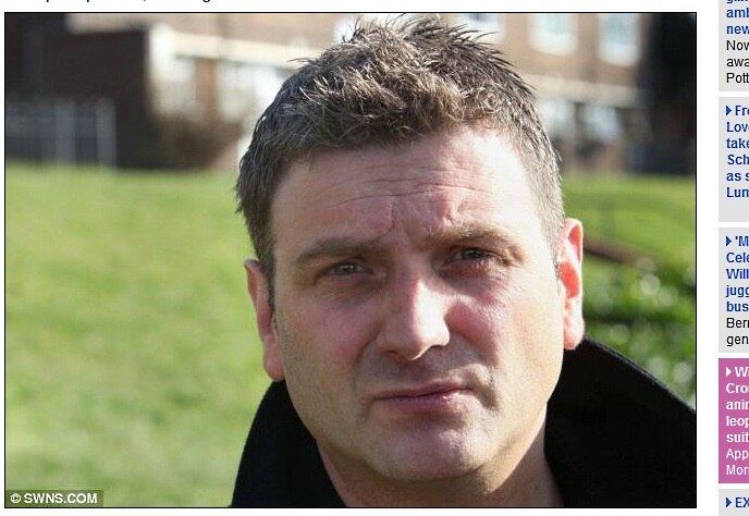 

O
segurança Andrew Wardle, de 39 anos, nasceu sem o pênis e com a bexiga para
fora do corpo. Agora, ele passará por uma cirurgia para implantar o órgão
genital e se tornará o primeiro homem do mundo a receber um pênis constituído a
partir de seu antebraço. O procedimento será realizado por um grupo de
cirurgiões da University College London. Após a recuperação do segurança, a
equipe vai implantar uma bomba que permitirá que ele urine e tenha relações
sexuais