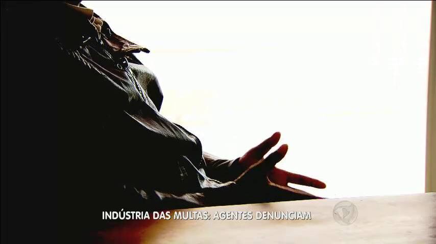 Um funcionário que trabalha há 15 anos na CET e não quis se identificar por medo diz que os agentes são pressionados com "metas de produtividade". Quem não as cumpre, é punido com advertência verbal e mudanças de horário, por exemplo

> Veja toda a programação da Record no R7 Play
