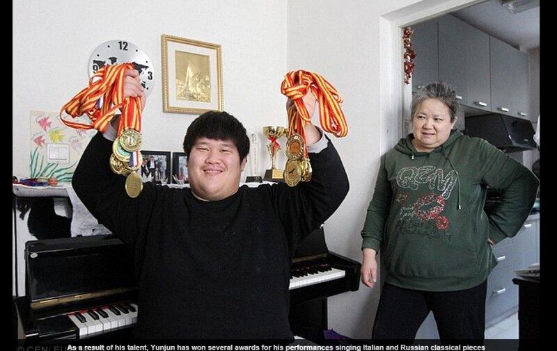 O jovem chegou até a ganhar prêmios por suas performances
com música clássica