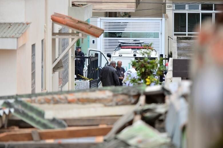 Um carro do IML (Instituto Médico Legal) ficou na entrada do
terreno onde aconteceu a queda do avião, aguardando a retirada dos corpos da
vítimas