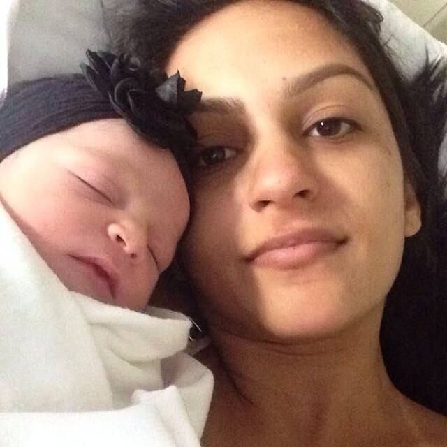 Adriano Imperador já é pai pela terceira vez, como o R7 já havia noticiado na manhã da última sexta-feira (10). A reportagem teve acesso a fotos de Lara, filha do jogador ao lado de familiares. Na imagem acima, a menina aparece ao lado mãe, a estudante de Odontologia Renata Fontes