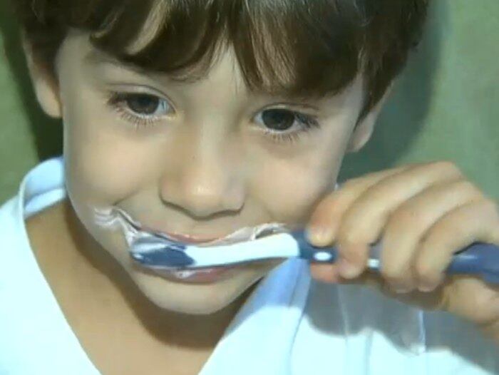 Uma pessoa que não escova os dentes tem mais chances de desenvolver doenças do coração, aumenta o número de inflamações na boca e pode diminuir a imunidade a doenças. Por isso, é necessário manter uma saúde bucal com três escovações bem feitas por dia


+ Veja entrevista completa com especialista em higiene bucal 


