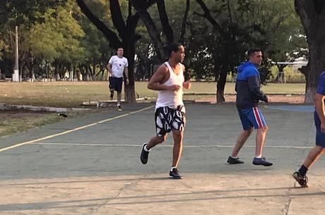 Ronaldinho jogando em presídio do Paraguai
