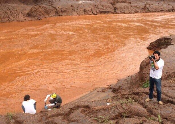 Rio Doce foi contaminado após rompimento da barragem em Mariana