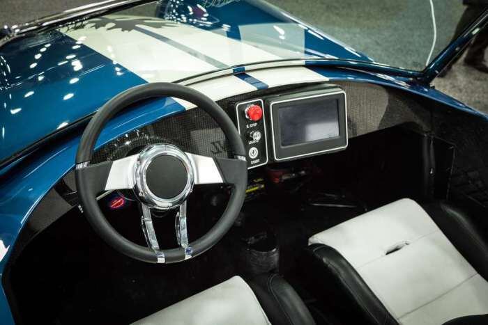 A réplica do Shelby Cobra pesa 635 kg e foi criado para comemorar o aniversário de 50 anos do modelo